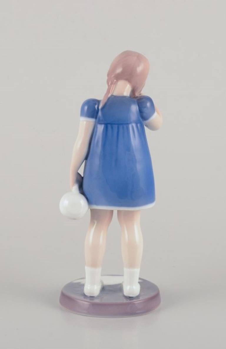 Bing e Grondahl, Figura in porcellana di una ragazza con latte versato. In condizioni ottime in vendita a Copenhagen, DK