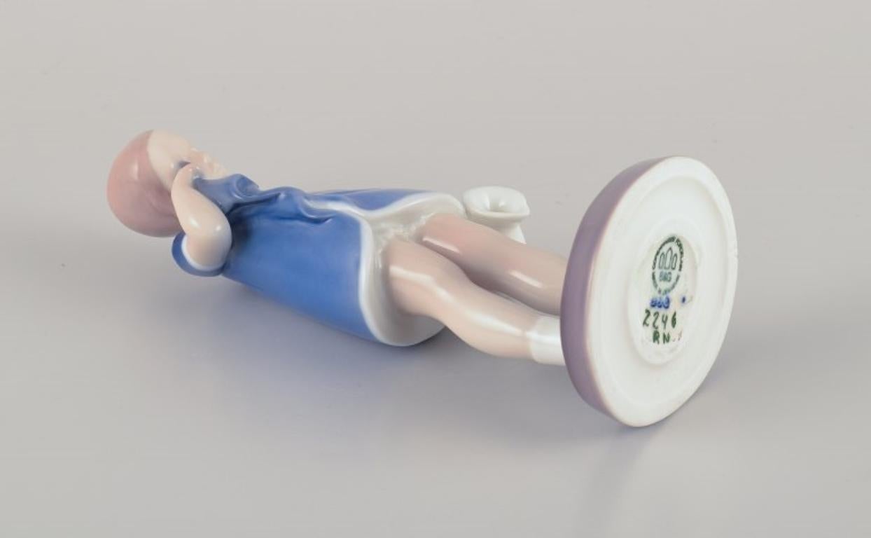 Porcellana Bing e Grondahl, Figura in porcellana di una ragazza con latte versato. in vendita