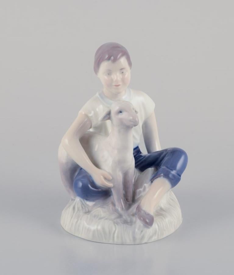 Bing e Grondahl, statuetta in porcellana di una ragazza con agnello.
Numero di modello 2336. 
Ca anni '70
Contrassegnato.
Prima qualità di fabbrica.
In perfette condizioni.
Dimensioni: D 10,5 cm. x H 12,5 cm.

