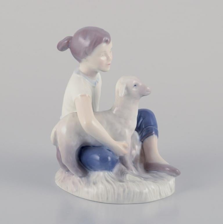 Danese Bing e Grondahl, statuetta in porcellana di una ragazza con agnello. in vendita