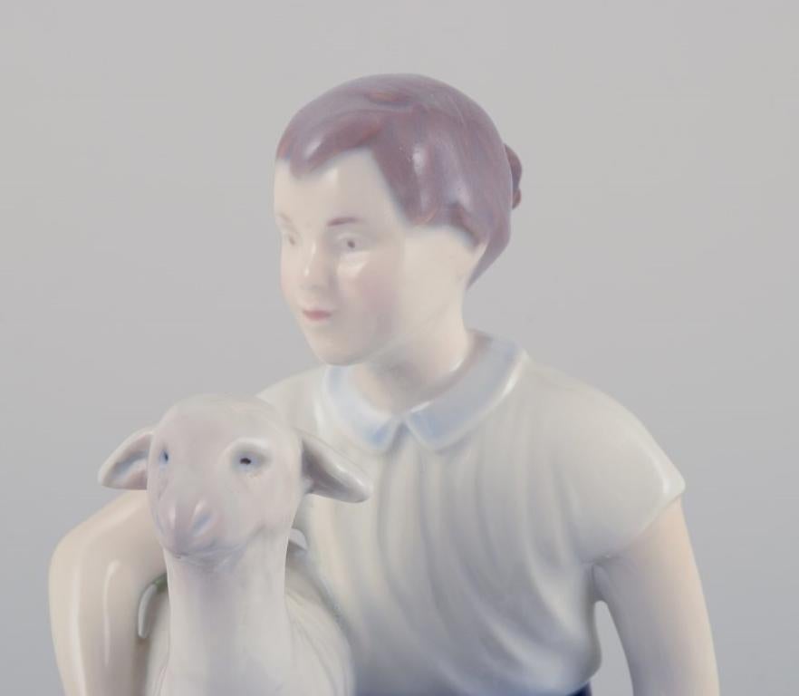 Bing e Grondahl, statuetta in porcellana di una ragazza con agnello. In condizioni ottime in vendita a Copenhagen, DK
