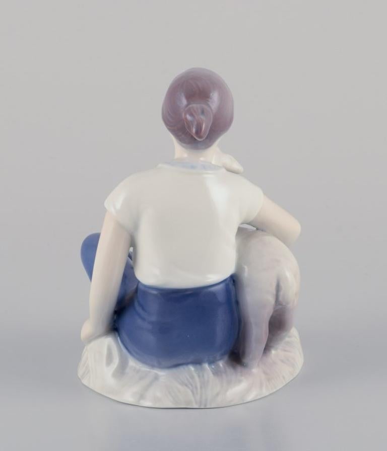 Fine XX secolo Bing e Grondahl, statuetta in porcellana di una ragazza con agnello. in vendita