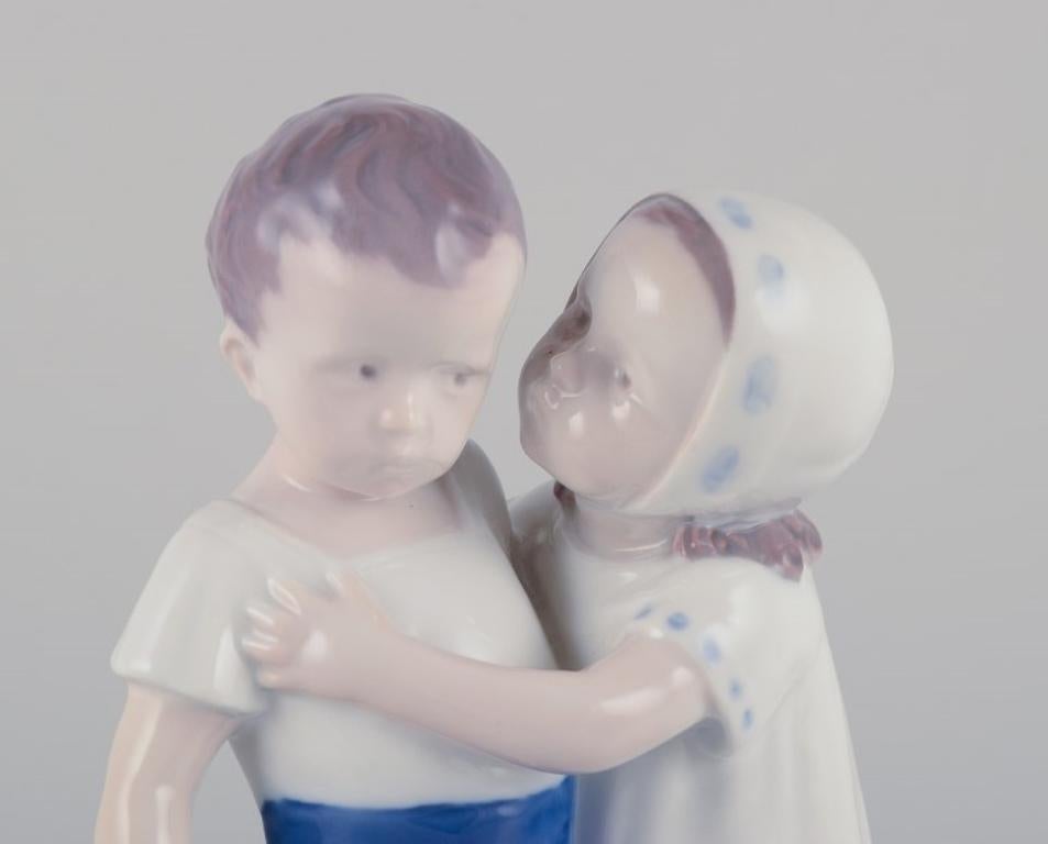 Bing e Grondahl, statuetta in porcellana.
Una ragazza che cerca di baciare un ragazzo.
Disegnato da Ingeborg Plockross Irminger.
Numero di modello 1614. 
Contrassegnato.
Circa anni '30.
Prima qualità di fabbrica.
In perfette condizioni.
Dimensioni: