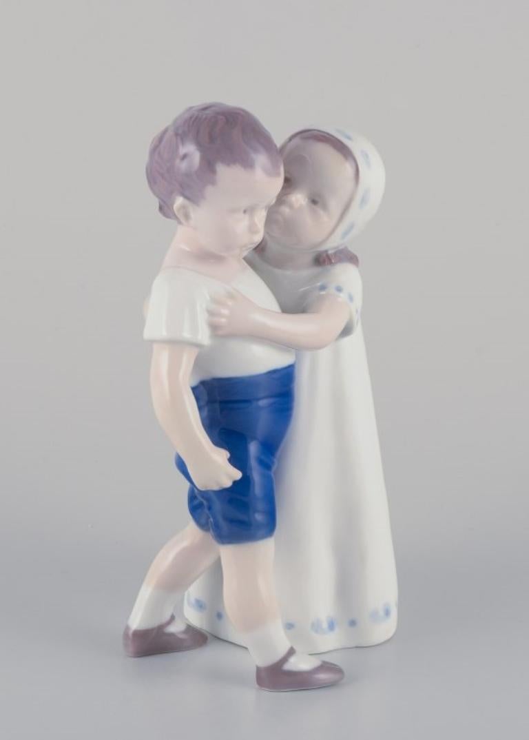 Danese Bing e Grondahl, statuetta in porcellana di una bambina e un bambino.  Circa anni '30 in vendita