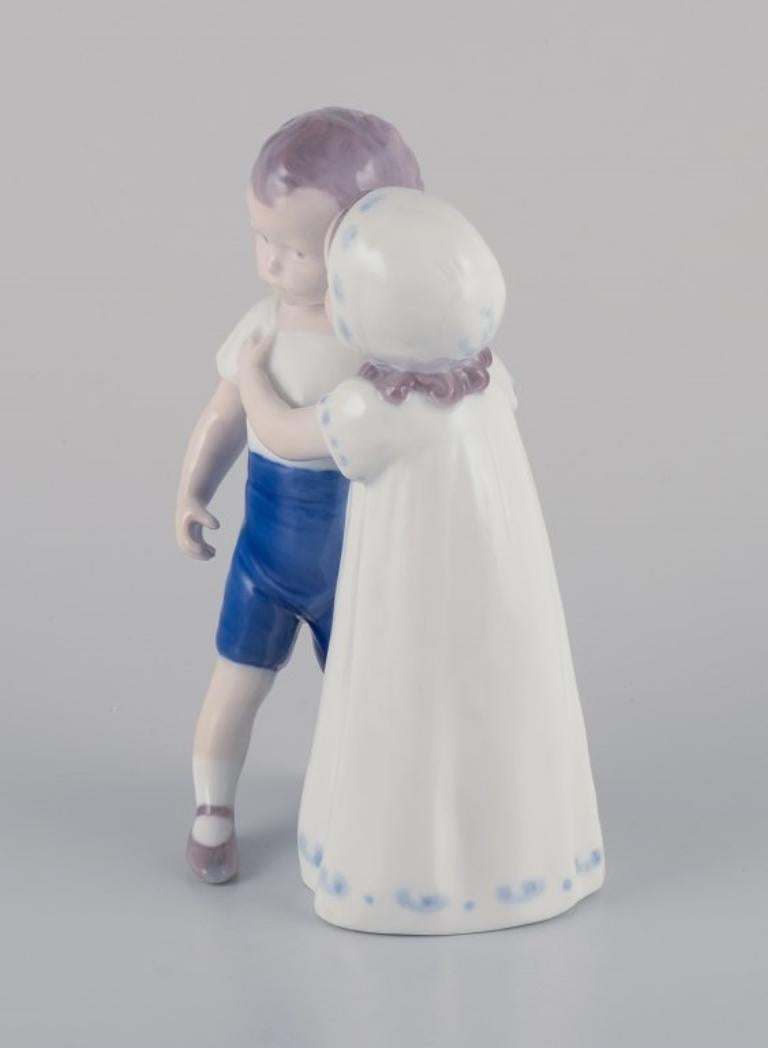 Bing e Grondahl, statuetta in porcellana di una bambina e un bambino.  Circa anni '30 In condizioni ottime in vendita a Copenhagen, DK