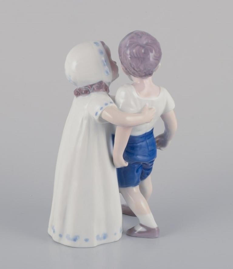 Metà XX secolo Bing e Grondahl, statuetta in porcellana di una bambina e un bambino.  Circa anni '30 in vendita
