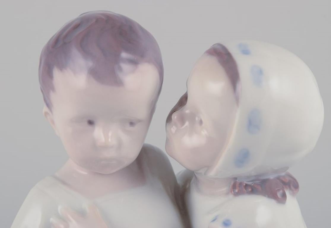 Porcellana Bing e Grondahl, statuetta in porcellana di una bambina e un bambino.  Circa anni '30 in vendita