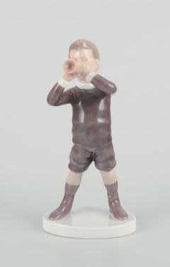 Bing und Grondahl, Porzellanfigur eines Jungen mit Horn. 1920s