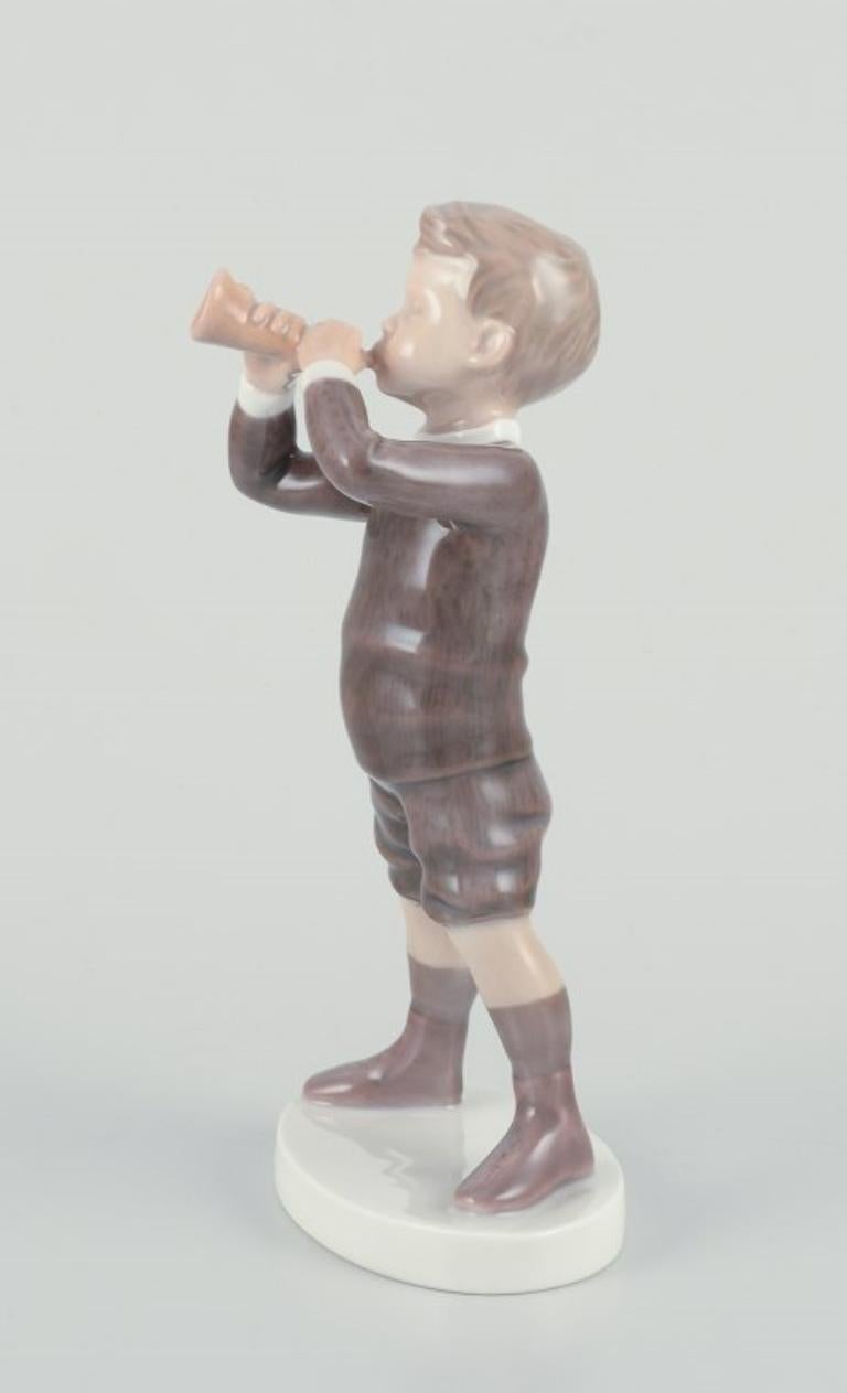 Danese Bing e Grondahl, statuetta in porcellana di ragazzo con Horn. 1920s in vendita
