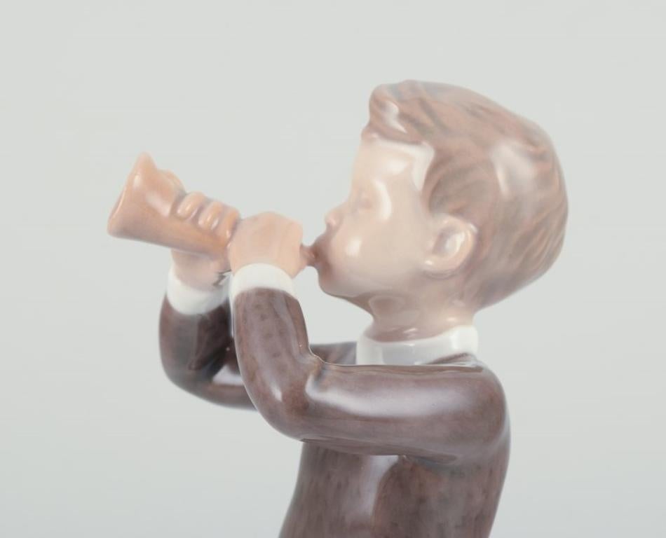 Bing e Grondahl, statuetta in porcellana di ragazzo con Horn. 1920s In condizioni ottime in vendita a Copenhagen, DK