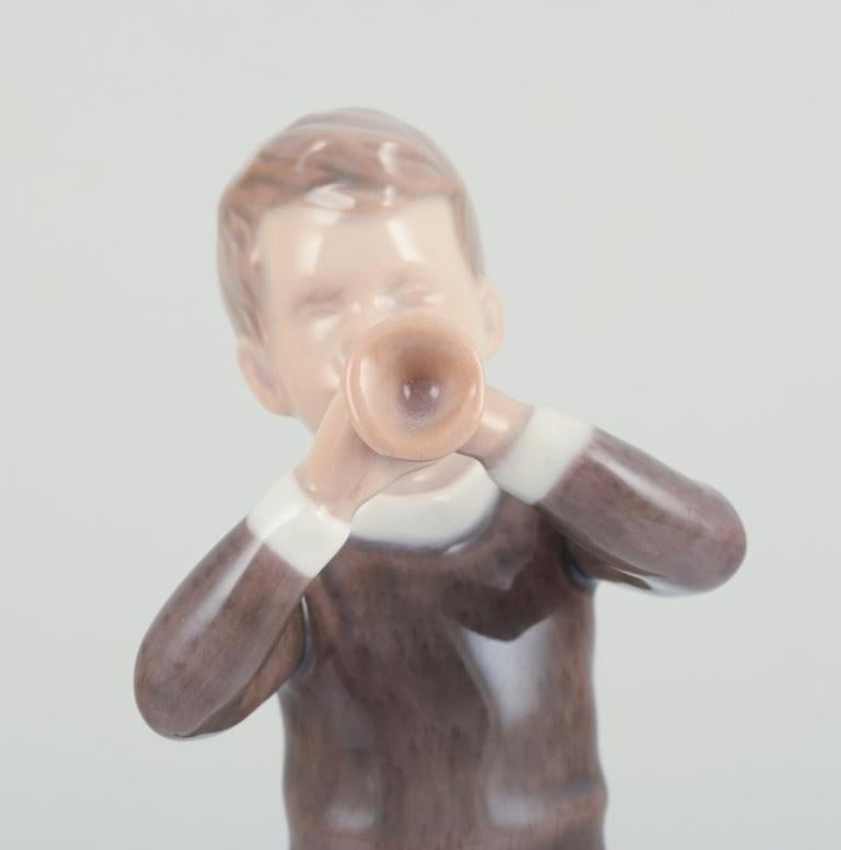Inizio XX secolo Bing e Grondahl, statuetta in porcellana di ragazzo con Horn. 1920s in vendita