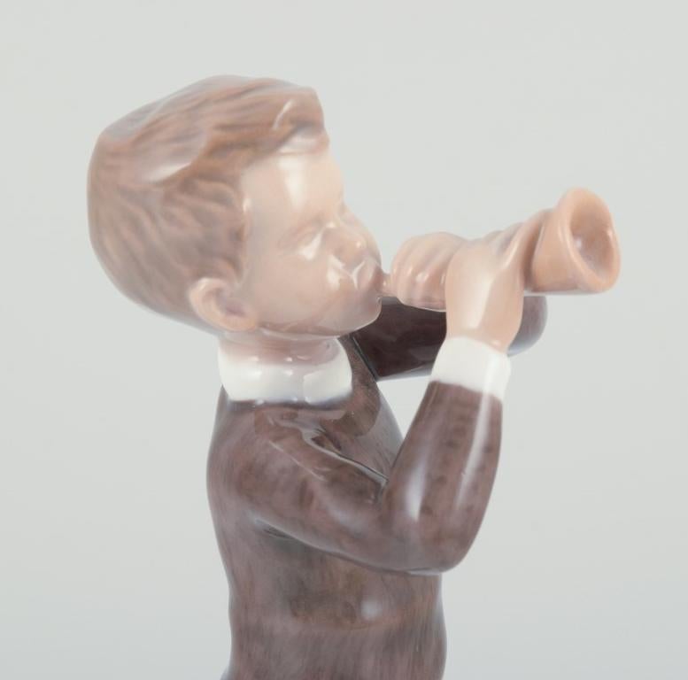 Porcellana Bing e Grondahl, statuetta in porcellana di ragazzo con Horn. 1920s in vendita