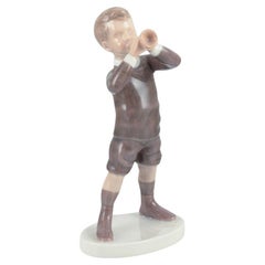 Bing y Grondahl, figurita de porcelana de niño con cuerno. 1920s