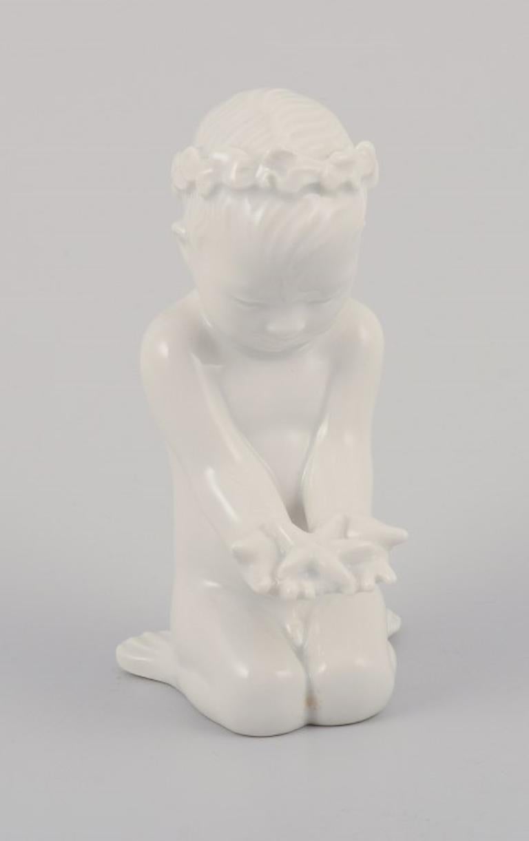Bing and Grondahl, three porcelain figurines of girls.
White glazed.
1930-1950s.
Marked.
First factory quality, one figure in third factory quality.
Perfect condition.
Dimensions: Height 11.0 cm. x Width 6.5 cm.
