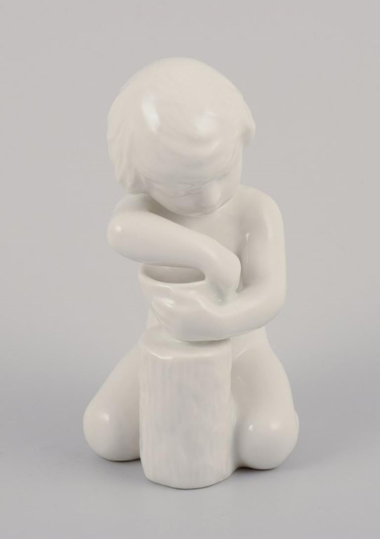 Bing and Grondahl, three porcelain figurines of girls. White glazed. 1930-1950s. mediados del siglo XX en venta
