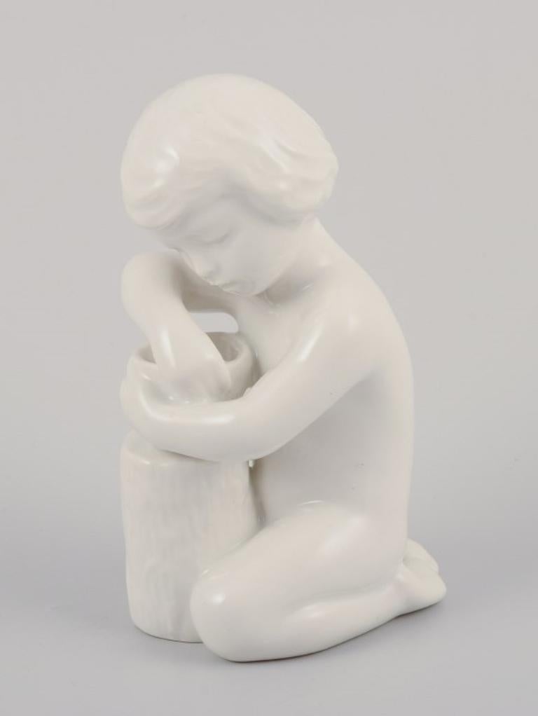 Bing and Grondahl, three porcelain figurines of girls. White glazed. 1930-1950s. Porcelana en venta