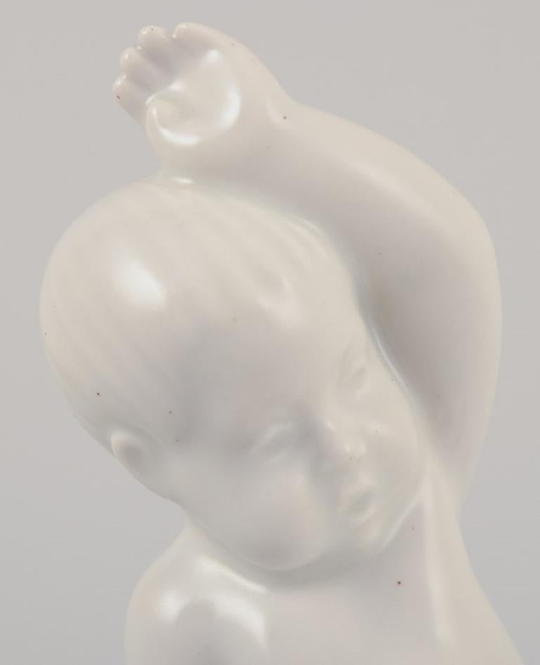 Danese Bing e Grondahl. Due statuette di porcellana raffiguranti dei ragazzini. Bianco smaltato in vendita