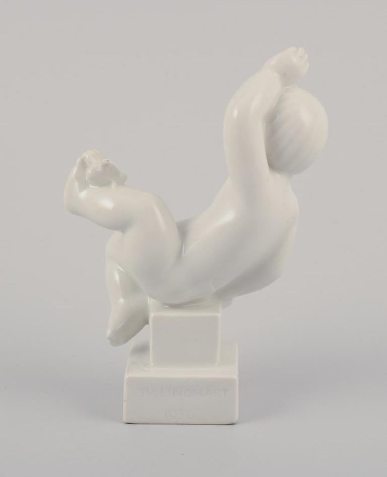 Bing e Grondahl. Due statuette di porcellana raffiguranti dei ragazzini. Bianco smaltato In condizioni ottime in vendita a Copenhagen, DK