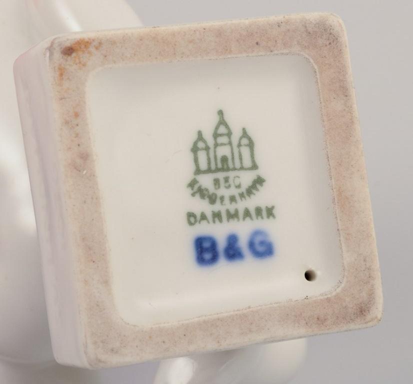Inizio XX secolo Bing e Grondahl. Due statuette di porcellana raffiguranti dei ragazzini. Bianco smaltato in vendita