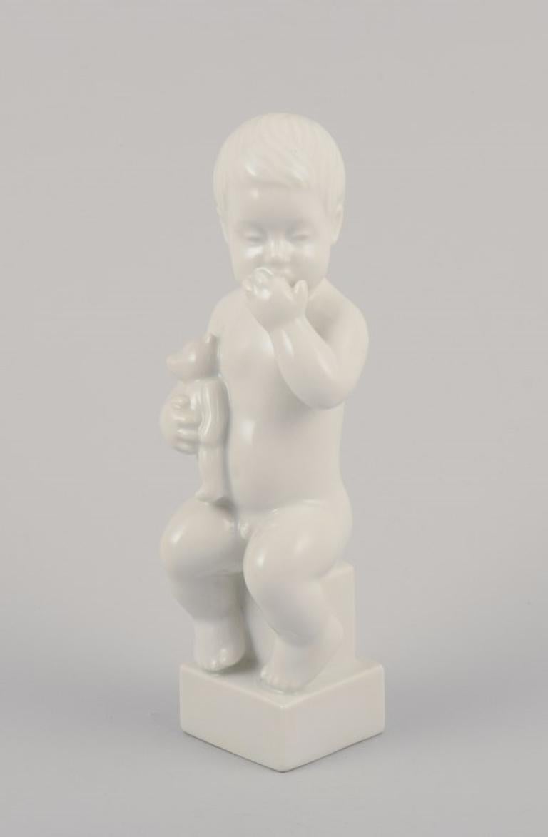 Porcellana Bing e Grondahl. Due statuette di porcellana raffiguranti dei ragazzini. Bianco smaltato in vendita
