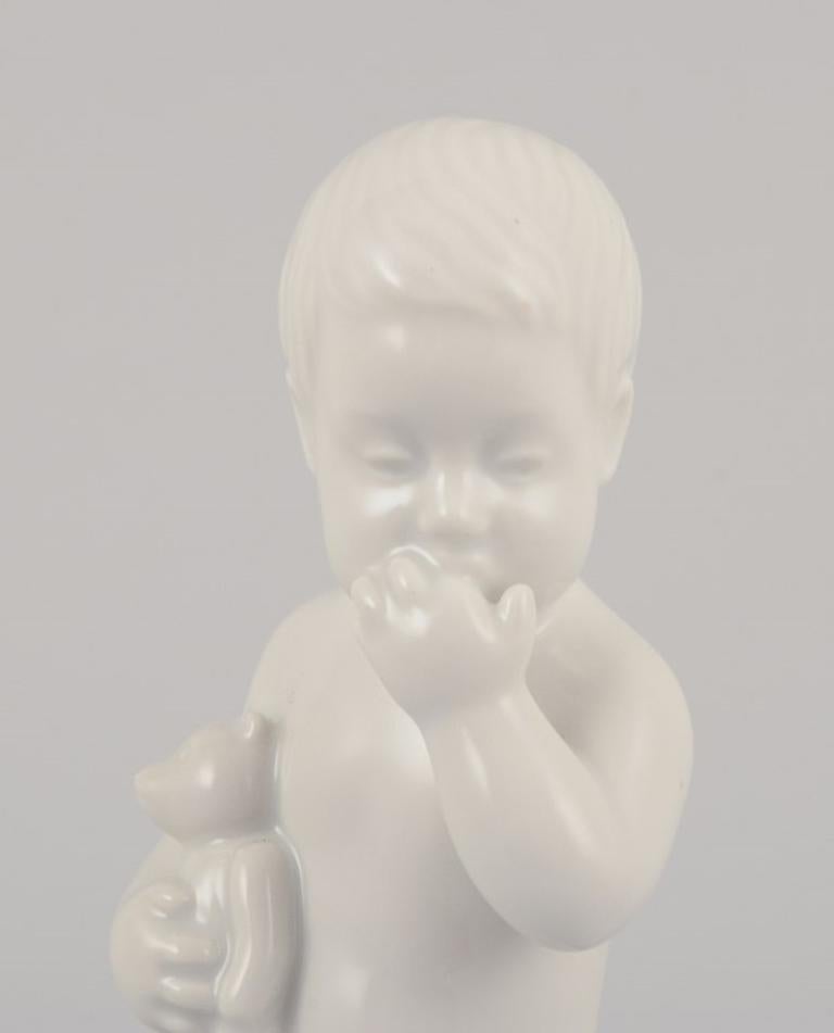 Bing e Grondahl. Due statuette di porcellana raffiguranti dei ragazzini. Bianco smaltato in vendita 1