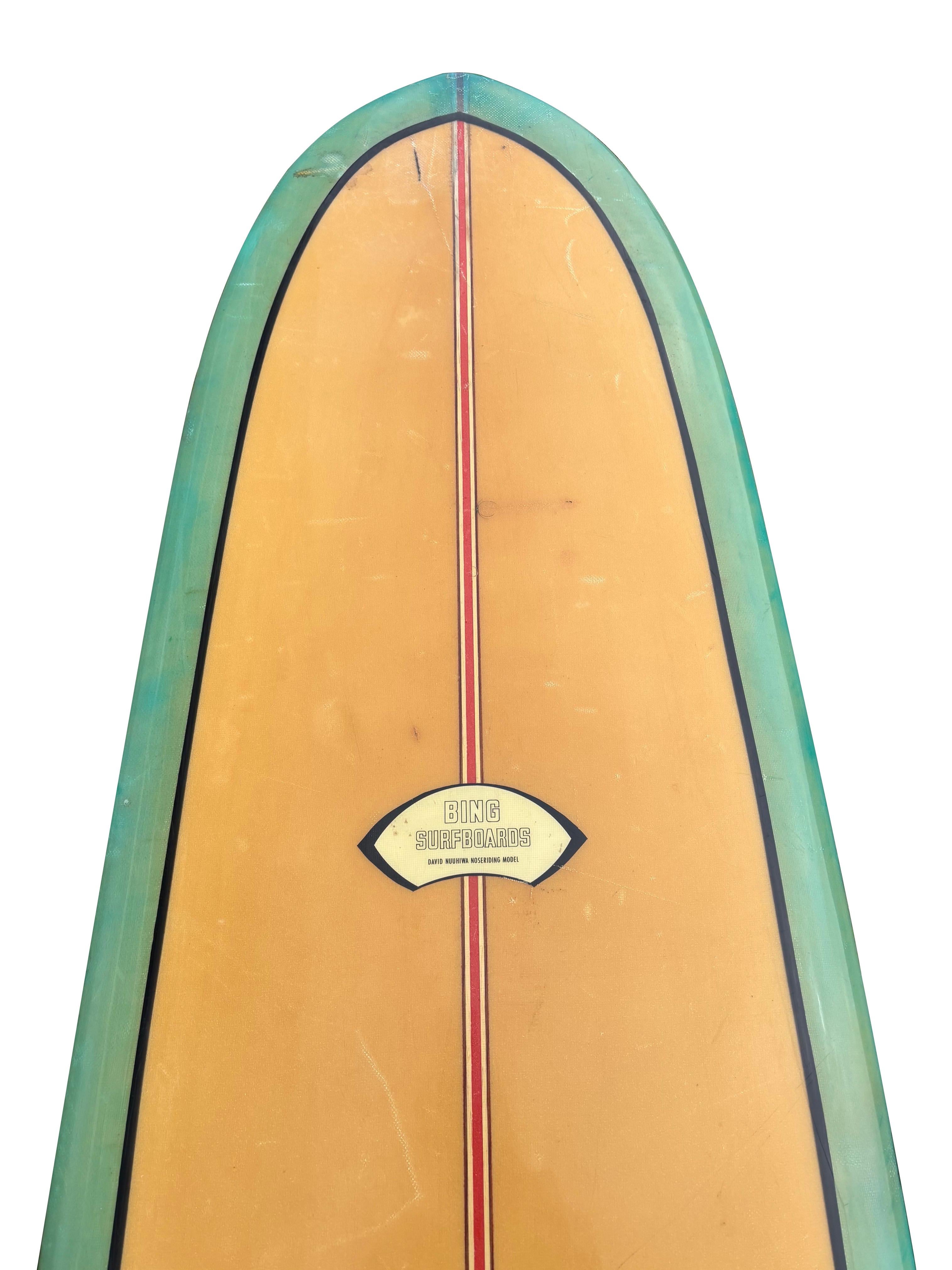 Questo modello Bing David Nuuhiwa Noseriding del 1967, che misura 9'6, è uno dei longboard più importanti della sua epoca. Creata in collaborazione con il leggendario David Nuuhiwa, è stata costruita appositamente per garantire un assetto