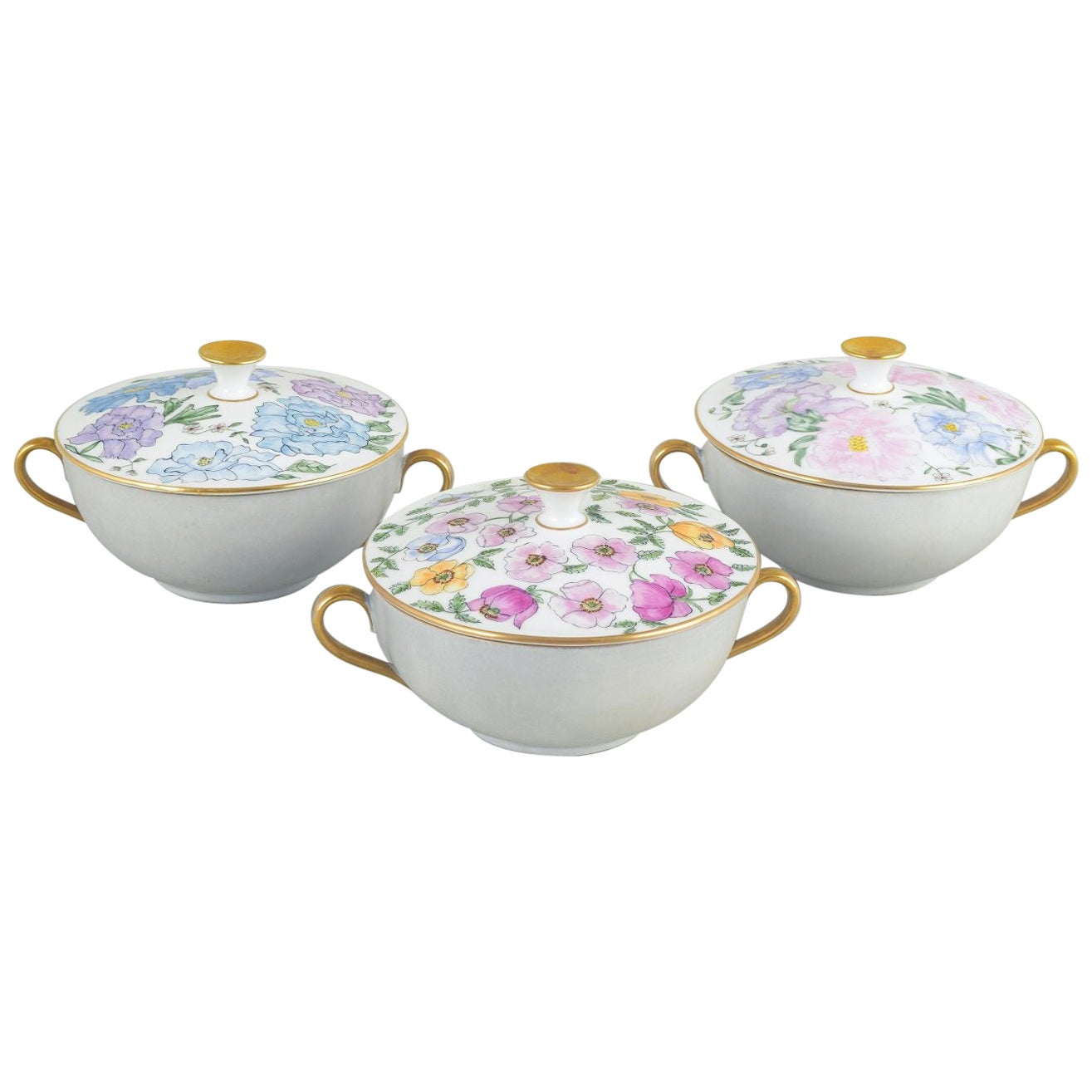 Bing & Grøndahl. 3 porcelain bouillon cups with lids. Floral motifs.