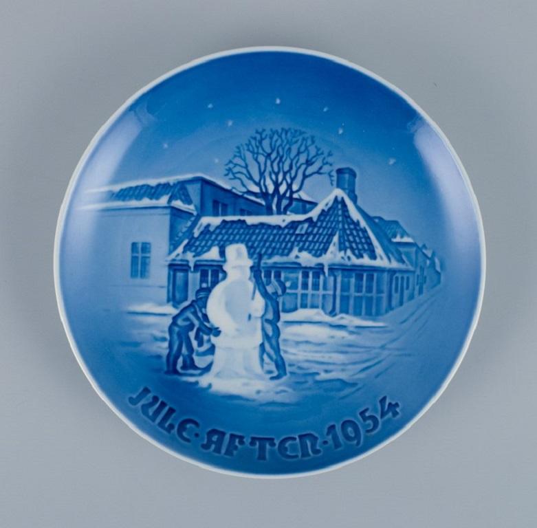 Hand-Painted Bing & Grøndahl, a Set of Five Christmas Plates 1951, 1953, 1954, 1955, 1956 For Sale
