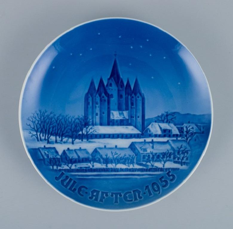 Bing & Grøndahl, a Set of Five Christmas Plates 1951, 1953, 1954, 1955, 1956 In Excellent Condition For Sale In Copenhagen, DK