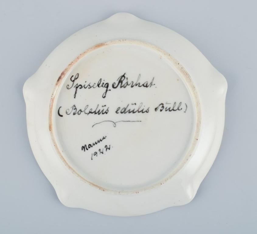 Porcelain Bing & Grøndahl and others. Three hand-painted dishes in porcelain. For Sale