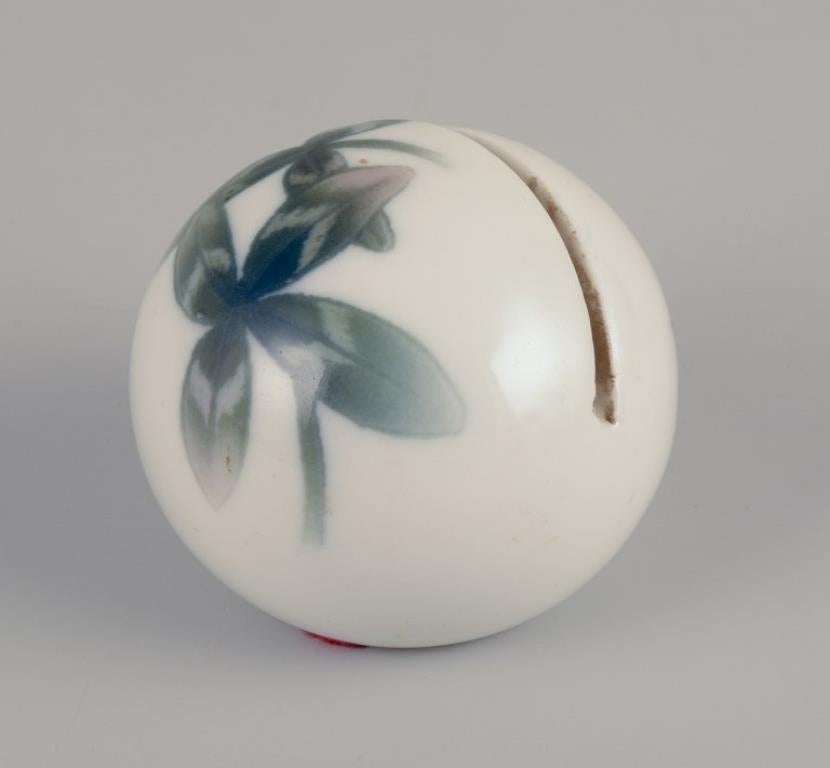 Bing & Grøndahl, Art Nouveau porcelain place card holder.
Design depicting a flower stem.
Approximately from the 1900s.
Marked.
In perfect condition.
Dimensions: Diameter 5.0 cm. x Height 4.3 cm.