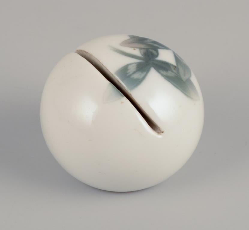 Bing & Grøndahl, Art Nouveau porcelain place card holder. Ca 1900 In Excellent Condition For Sale In København, Copenhagen