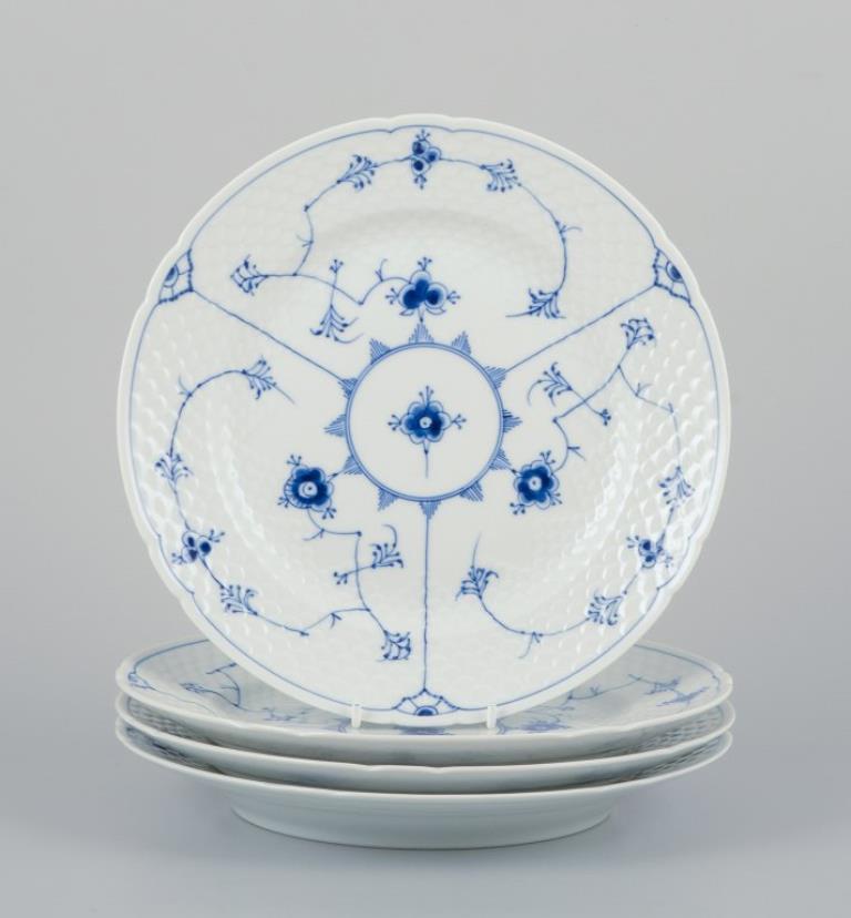 Bing & Grøndahl Azul Acanalado. Juego de cuatro platos llanos de porcelana.