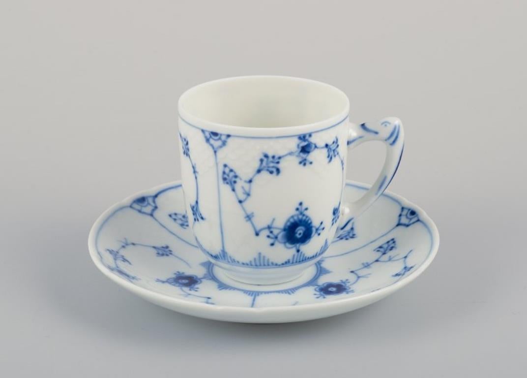 Bing & Grøndahl Blue Fluted pattern. 
Cinque tazze da caffè con piattini. Modello raro e precoce.
Model No: 108 B.
Primi anni del 1900.
In perfette condizioni.
Contrassegnato.
Prima qualità di fabbrica.
Tazza: H. H. 6,0 cm x D. 5,5 cm (senza