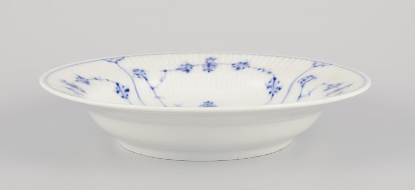 Pre-owned goods are exempt from import duties for U.S. customers. 
Therefore, no import tariffs will be applicable to your purchase.

Bing & Grøndahl Blue Fluted. 
A set of four antique deep plates.
Hand-decorated in blue.
Extra deep model.
Early