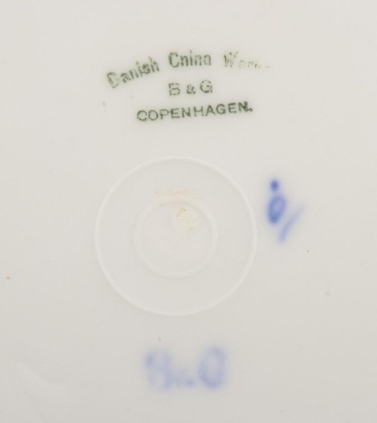 Bing & Grøndahl Blue Fluted.  Set of four antique deep plates in porcelain. en Excelente estado para la venta en Copenhagen, DK
