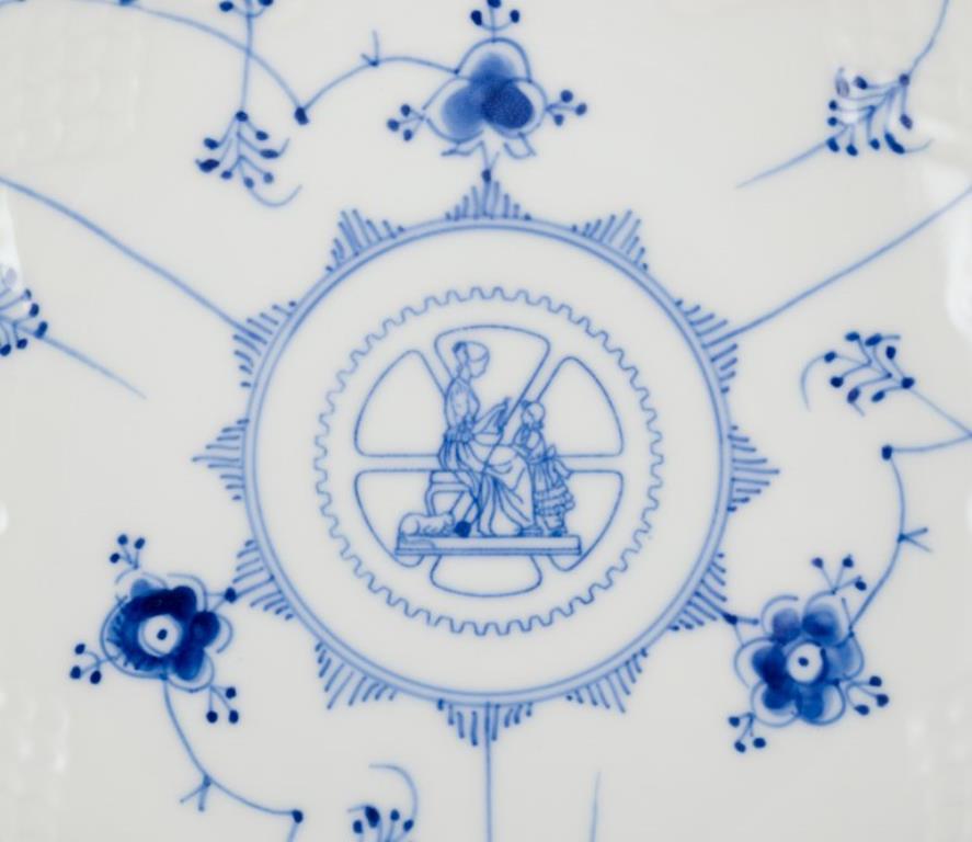 Bing & Grøndahl Azul Acanalado. Tres grandes platos hondos con monogramas y logotipos Danés