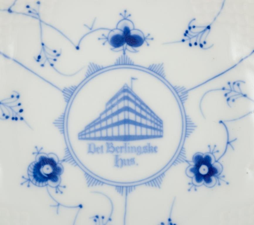 Bing & Grøndahl Azul Acanalado. Tres grandes platos hondos con monogramas y logotipos mediados del siglo XX