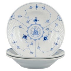 Bing & Grøndahl Azul Acanalado. Tres grandes platos hondos con monogramas y logotipos
