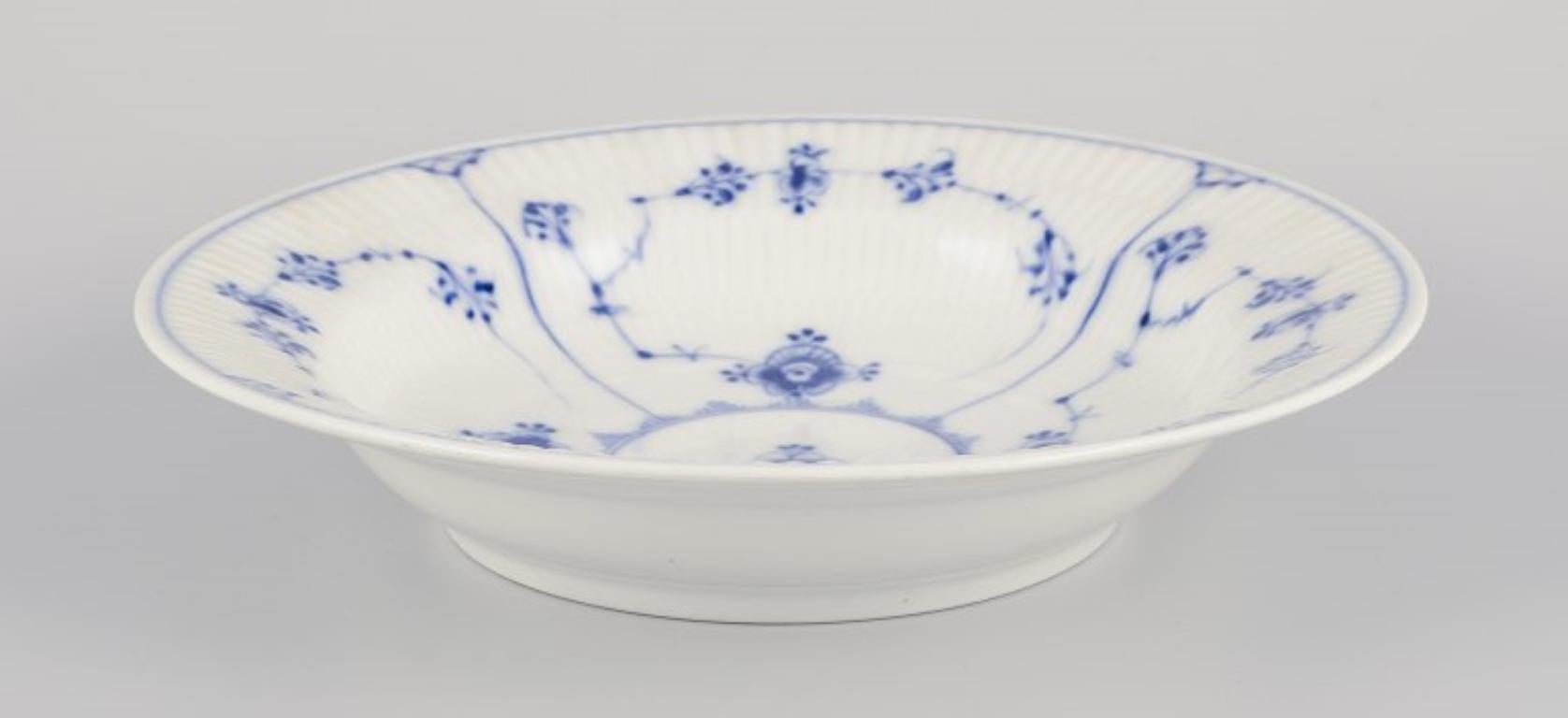 Pre-owned goods are exempt from import duties for U.S. customers. 
Therefore, no import tariffs will be applicable to your purchase.

Bing & Grøndahl Blue Fluted. 
Two antique deep plates in porcelain.
Hand-decorated in blue.
Extra deep model.
Early