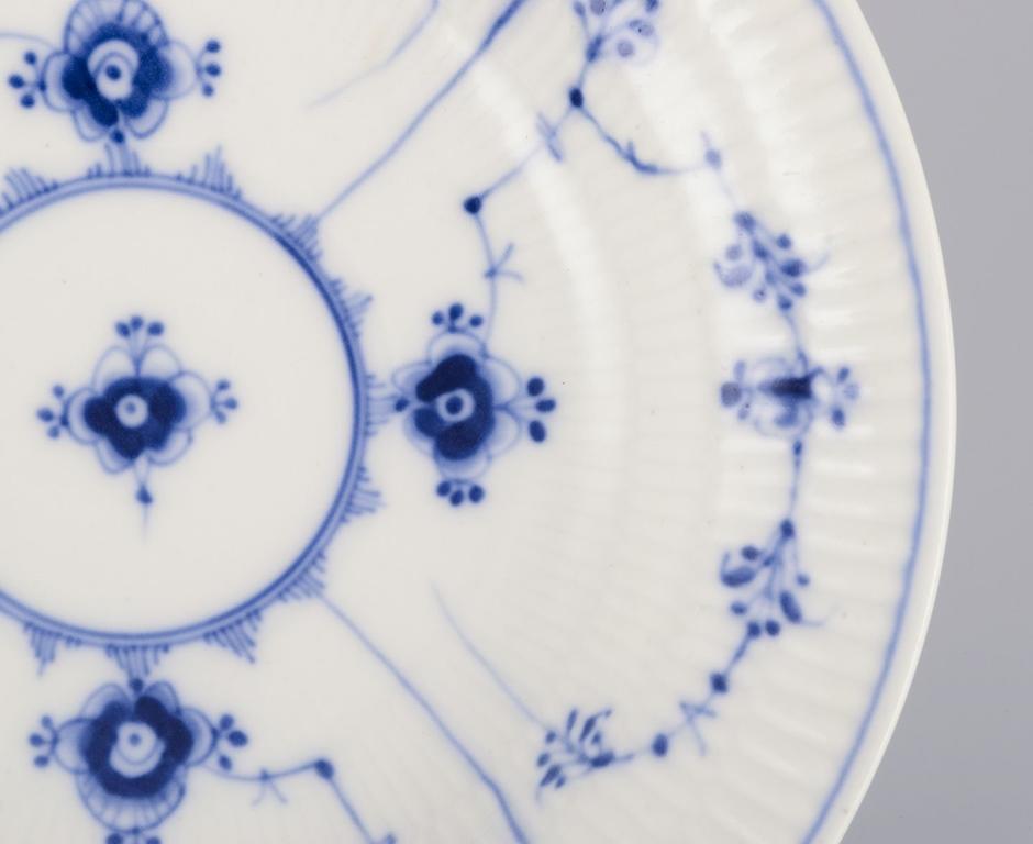 Bing & Grøndahl Blue Fluted.  Two antique deep plates in porcelain. Pintado a mano en venta