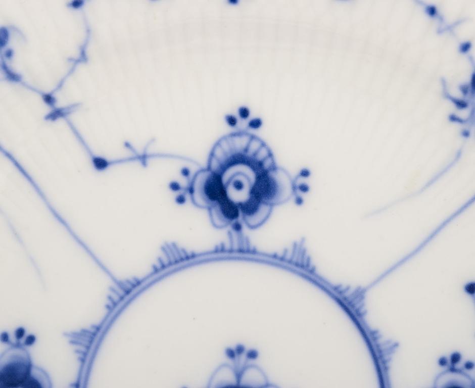 Bing & Grøndahl Blue Fluted.  Two antique deep plates in porcelain. en Excelente estado para la venta en Copenhagen, DK