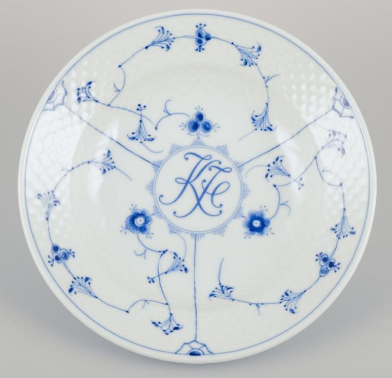 Bing & Grøndahl Azul Acanalado.
Dos grandes platos hondos con monograma.
Porcelana de hotel/restaurante de calidad resistente.
Aproximadamente de la década de 1930.
Model No. 1008.
Marcado.
Primera calidad de fábrica.
Perfecto estado.
Dimensiones: P