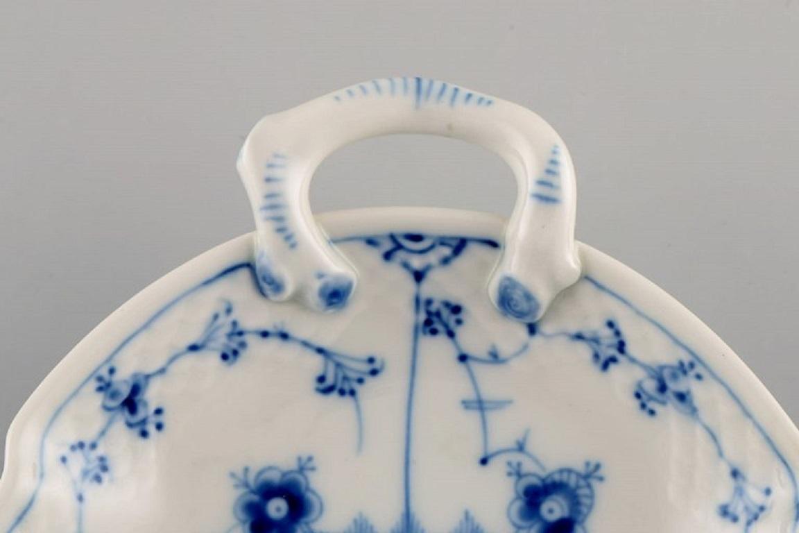 Danois Bing & Grndahl bol bleu en forme de feuille cannelée, numéro de modèle 356 en vente