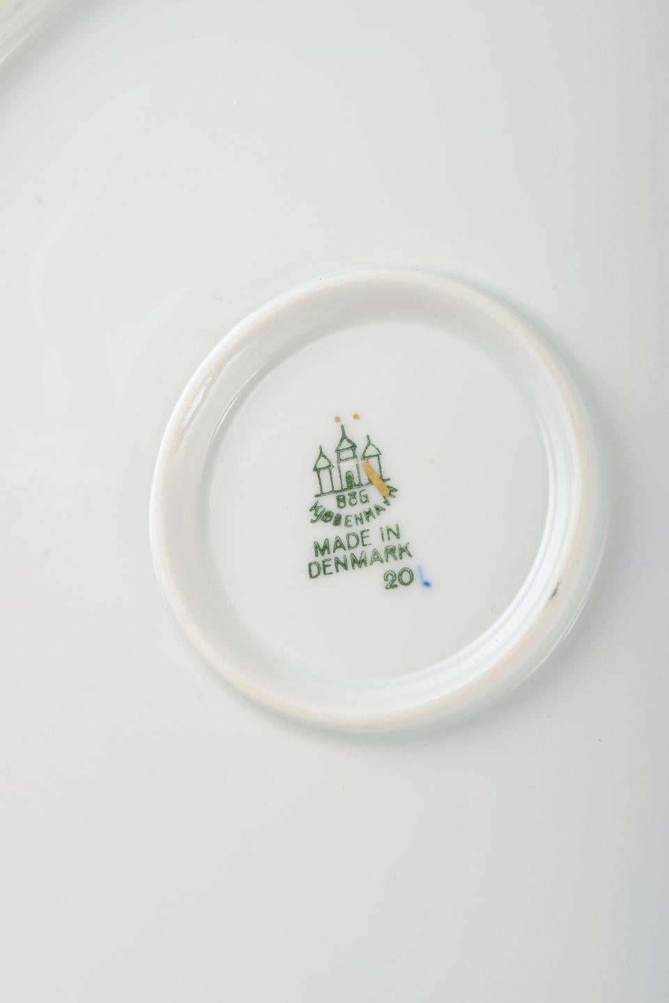 Vernissé Bing & Grøndahl, Papillon. Plat rond en porcelaine peint à la main. Années 1920/30 en vente