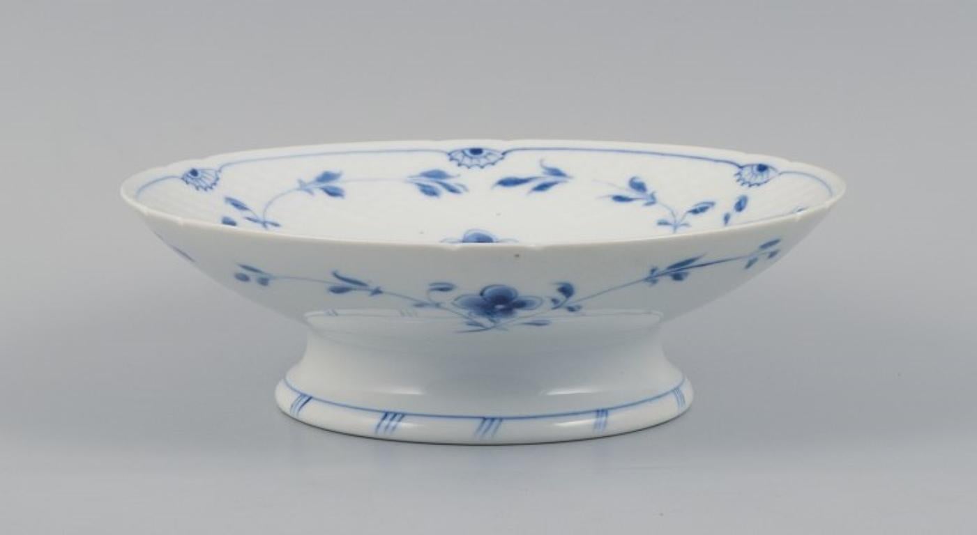 Bing & Grøndahl, Butterfly, hand-painted porcelain bowl on foot.
1920/30s.
In excellent condition.
Marked.
Second factory quality.
Dimensions: D 24.0 x 7.5 cm.





