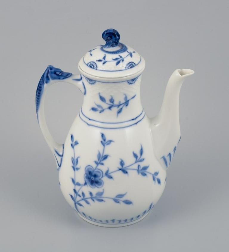 Bing & Grøndahl, Butterfly, porcelain coffee pot.
1920-1930s.
In excellent condition.
Marked.
First factory quality.
Dimensions: H 22.5 x D 18.0 (including handle and spout).





