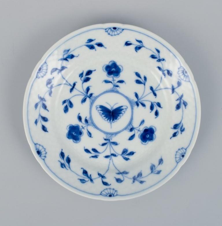 Bing & Grøndahl, Papillon. Deux assiettes et deux petits bols en porcelaine.
1930s.
En parfait état.
Marqué.
Première qualité d'usine.
Assiette : D 17,7 cm.
Bol : D 9,3 x H 2,0 cm.