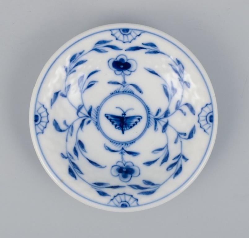 Danois Bing & Grøndahl, Papillon. Deux assiettes en porcelaine et deux petits bols. Années 1930.  en vente