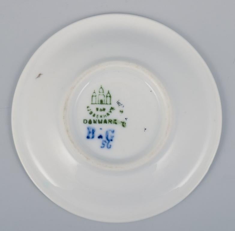 Peint à la main Bing & Grøndahl, Papillon. Deux assiettes en porcelaine et deux petits bols. Années 1930.  en vente